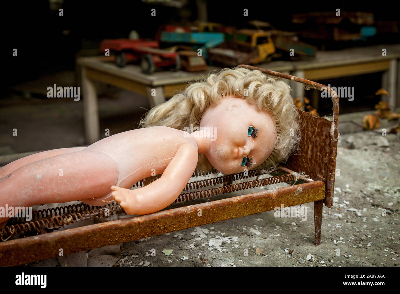 Eine Puppe in einem verlassenen Kindergarten Gebäude nach der Explosion des Pripyat Reaktor in Tschernobyl. Stockfoto