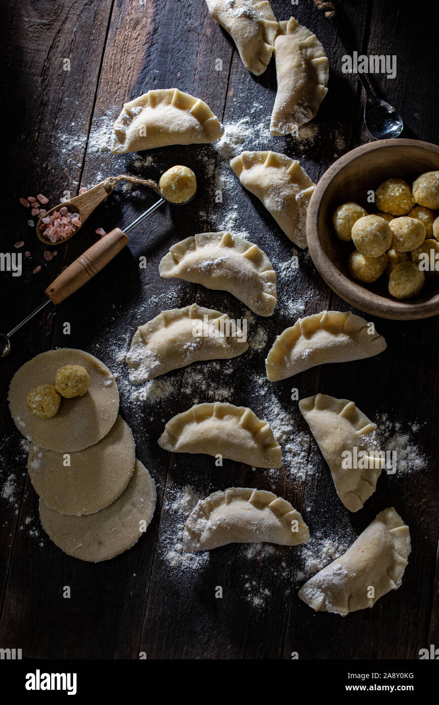 Teigtaschen mit Käse und Kartoffeln hausgemachte Speisen Stockfoto