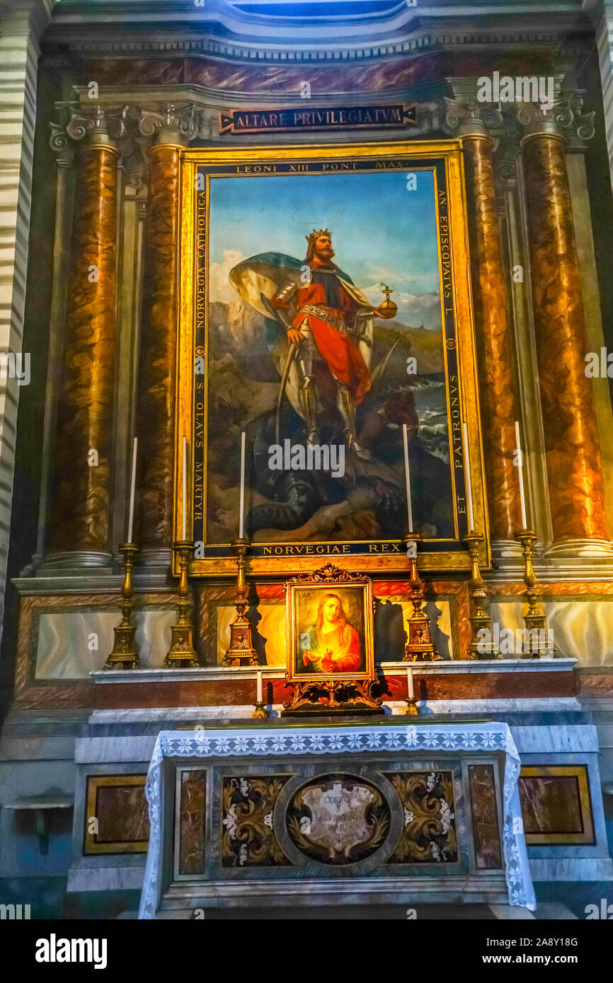 Kapelle der heiligen König Olaf II Norwegen Basilika Sant' Ambrogio Carlo Al Corso Basilika Kirche Rom Italien. In den 1600er Jahren gebaut. König Olav konvertiert Zeichen Stockfoto