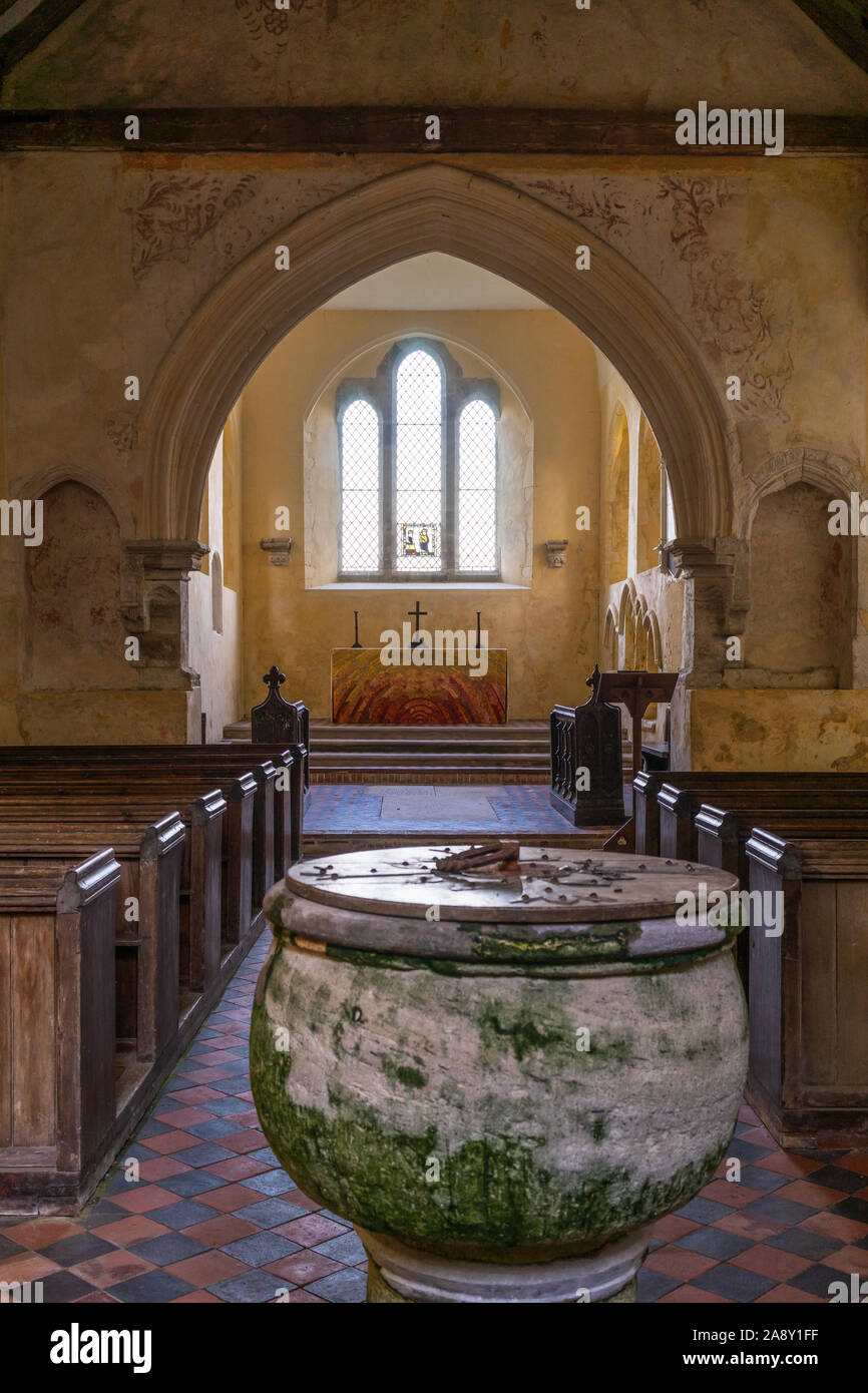 Innenraum der redundanten Kirche der Hl. Jungfrau Maria in Norden Stoke, West Sussex, jetzt in der Obhut der Kirchen Conservation Trust, England, Großbritannien Stockfoto