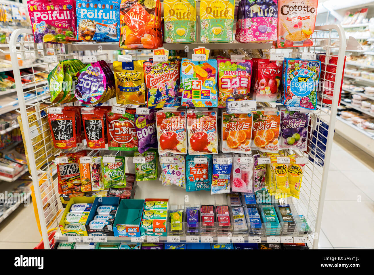 Osaka, Japan - Essen auf Anzeige an Convenience Store Stockfoto
