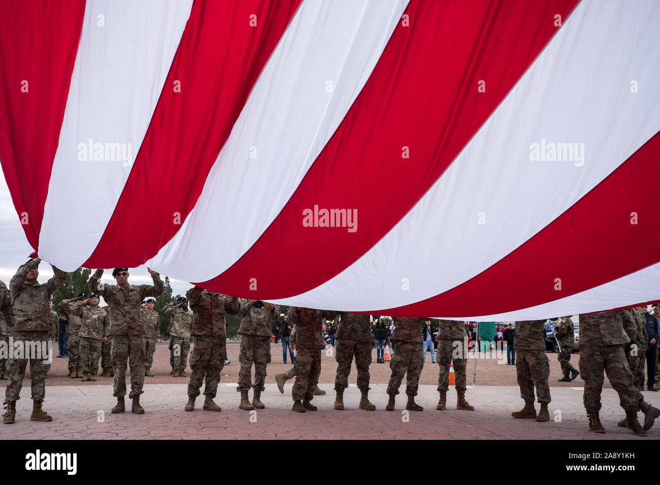 El Paso, Texas, USA. 11 Nov, 2019. Soldaten des 1.Bataillon, 77. Armor Regiment, 3. gepanzerte Brigade Combat Team 'Bulldogge'', 1st Armored Division, eine amerikanische Flagge während der Feier ist ein Veteran in El Paso, Texas. Quelle: Joel Engel Juarez/ZUMA Draht/Alamy leben Nachrichten Stockfoto