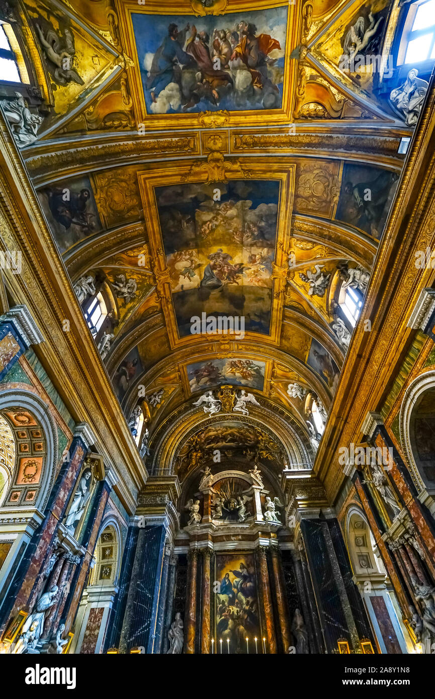 Altar, Statuen, Fresken an der Decke Basilika Jesus und Maria Gesu e Maria Kirche, Rom, Italien. In den 1600er Jahren Krönung Mariens Malerei 1679 durch Giacint gebaut Stockfoto