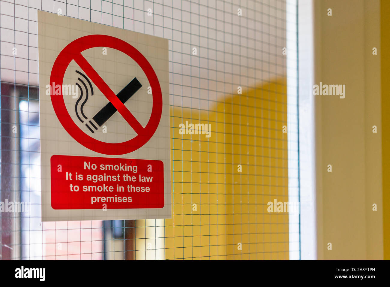 Ein Rauchverbot in einem ruhigen Mehrfamilienhaus in Großbritannien Stockfoto