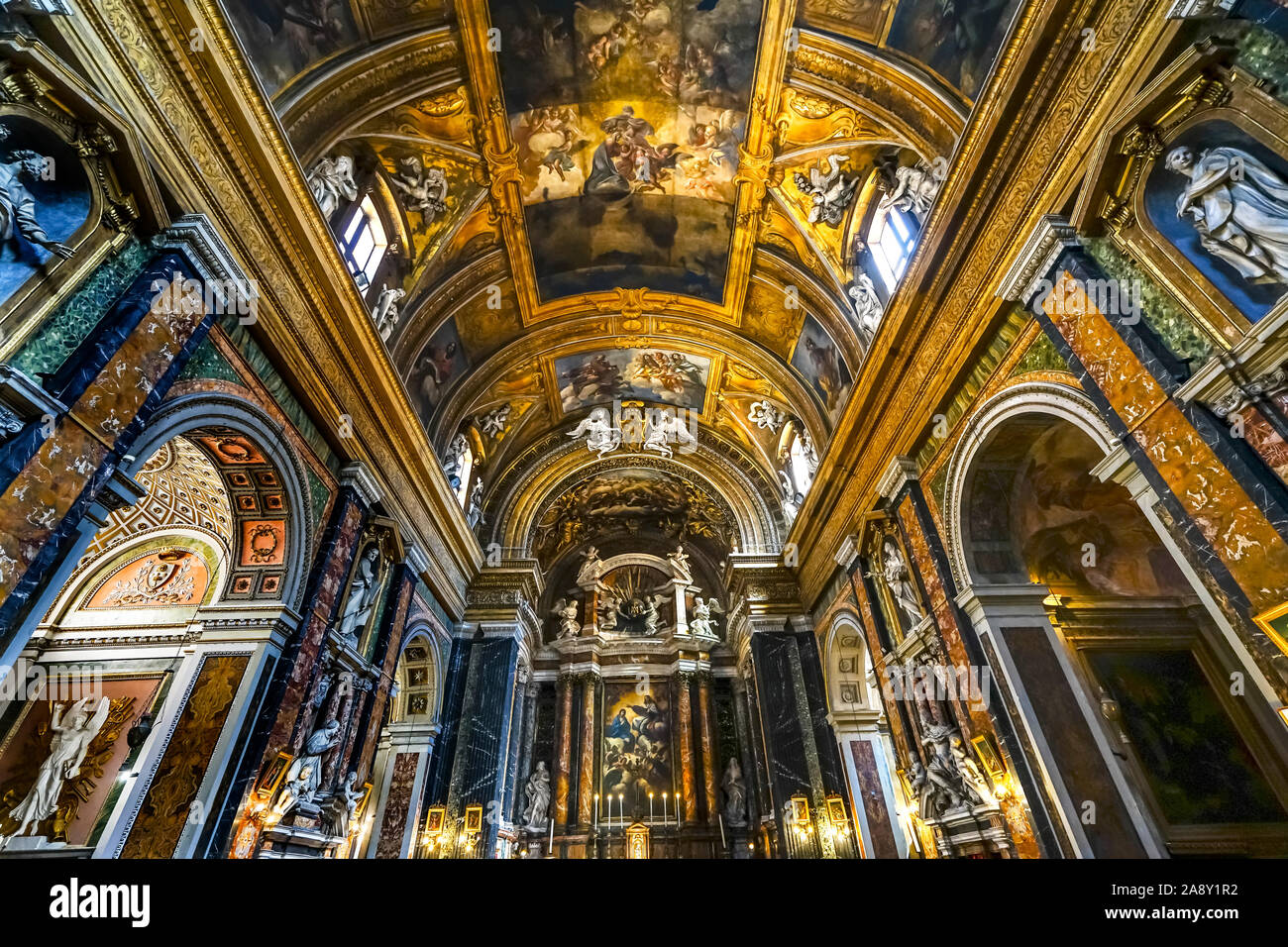 Altar, Statuen, Fresken Basilika Jesus und Maria Gesu e Maria Kirche, Rom, Italien. In den 1600er Jahren Krönung Mariens Malerei 1679 von Giacinto Brandi gebaut Stockfoto