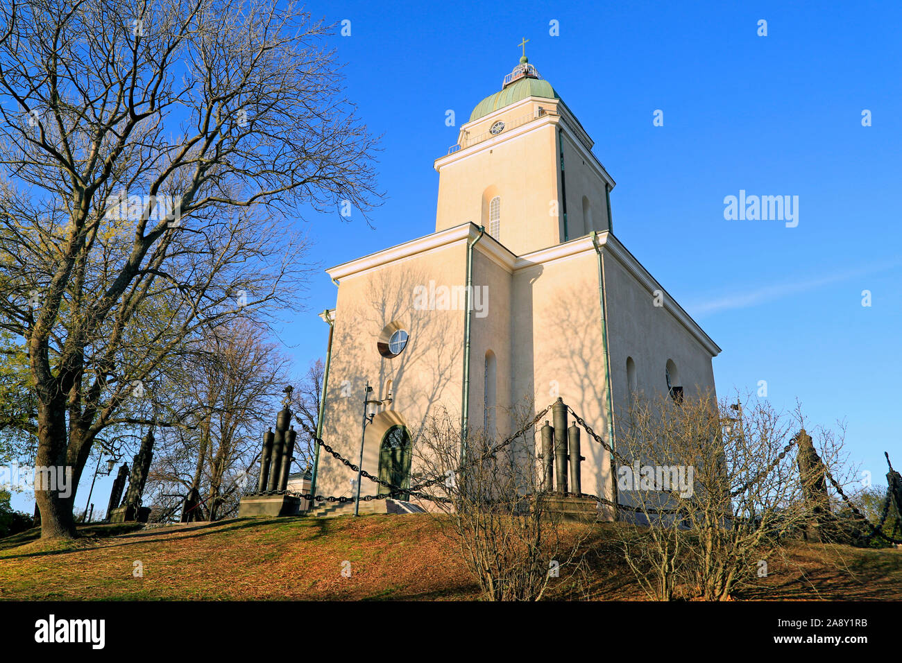 Suomenlinna Kirche, Finnland, im goldenen Herbst Licht. Die Kuppel hat