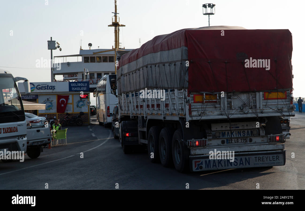 Autos an Bord einer Fähre an gestas Gallipoli Hafen (Türkisch; Gelibolu Feribot iskelesi) Stockfoto