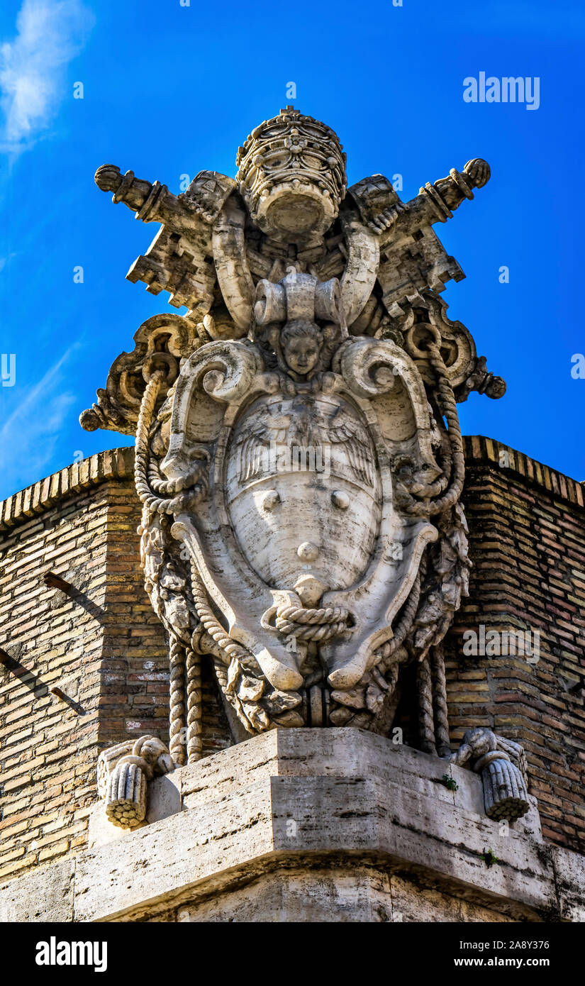 Alte päpstliche Symbol hat und Peter Tasten auf dem Petersplatz Vatikan, Rom, Italien Stockfoto