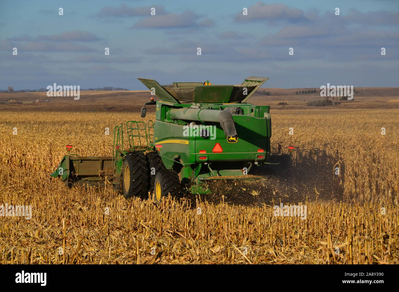 7. November 2019 ländlicher Landkreis Burleigh im südlichen Zentrum von North Dakota. Landwirte, die Mähdrescher und verwandte Maschinen einsetzen, ernten in diesem Jahr Maisernte. Stockfoto