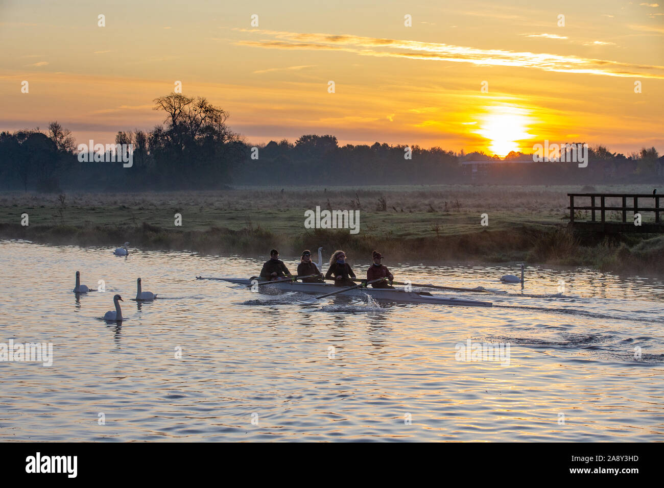 Bild vom 9. November zeigt Ruderer auf dem Fluss Cam in Cambridge bei Sonnenaufgang an einem kalten frostigen Samstag Morgen. Stockfoto