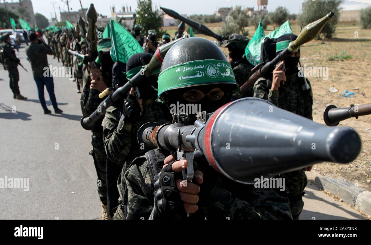 Khan Younis, in Gaza. 11 Nov, 2019. Kämpfer der Ezz-Al Din Al-Qassam-Brigaden, der bewaffnete Arm der Hamas Bewegung, nehmen sie teil an einer anti-israelischen militärischen zeigen in Khan Yunis im südlichen Gazastreifen, am Montag, 11. November 2019. Ein Jahr zu markieren, da ihr Genosse Nour Baraka, der Kommandant in der Gruppe, in einer israelischen Militäroperation im Gazastreifen getötet wurde. Foto von Ismael Mohamad/UPI. Quelle: UPI/Alamy leben Nachrichten Stockfoto