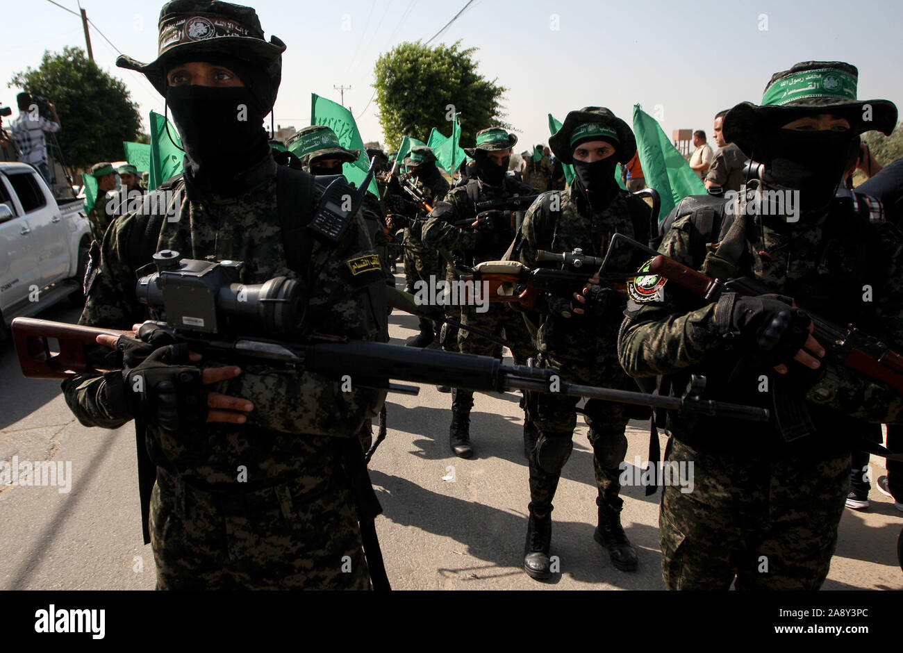 Khan Younis, in Gaza. 11 Nov, 2019. Kämpfer der Ezz-Al Din Al-Qassam-Brigaden, der bewaffnete Arm der Hamas Bewegung, nehmen sie teil an einer anti-israelischen militärischen zeigen in Khan Yunis im südlichen Gazastreifen, am Montag, dem 11. November, 2019 ein Jahr zu markieren, da ihr Genosse Nour Baraka, der Kommandant in der Gruppe, in einer israelischen Militäroperation im Gazastreifen getötet wurde. Foto von Ismael Mohamad/UPI. Quelle: UPI/Alamy leben Nachrichten Stockfoto