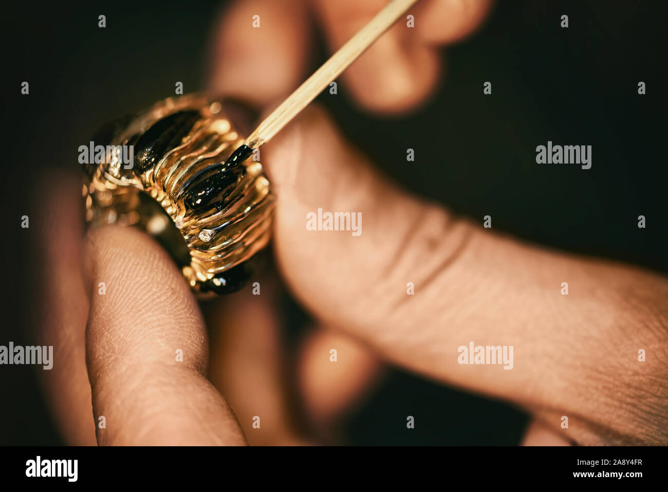 Ein Juwelier ist die Verleimung der preciousgem zum Goldenen Ring. Stockfoto