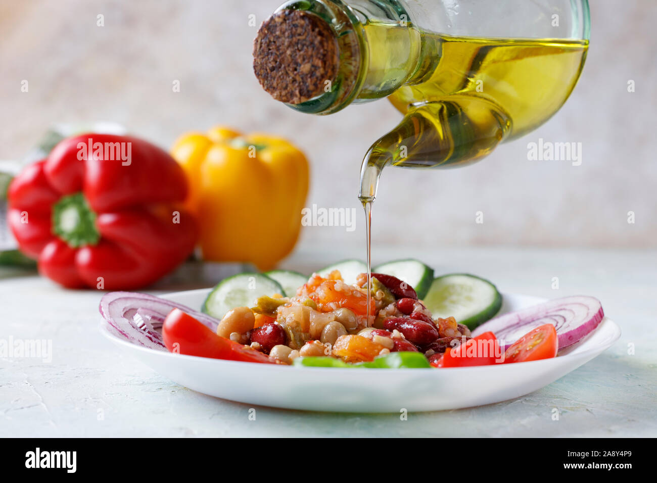 Quinoa Salat mit Gemüse und Olivenöl. Veganes essen. Stockfoto