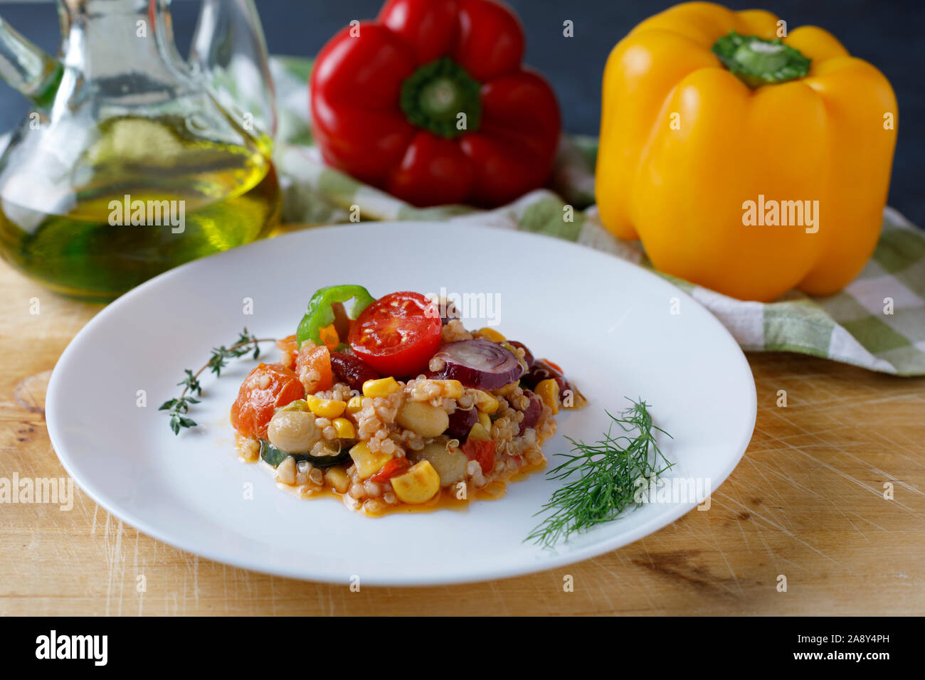 Quinoa Salat mit Gemüse und Olivenöl. Veganes essen. Stockfoto