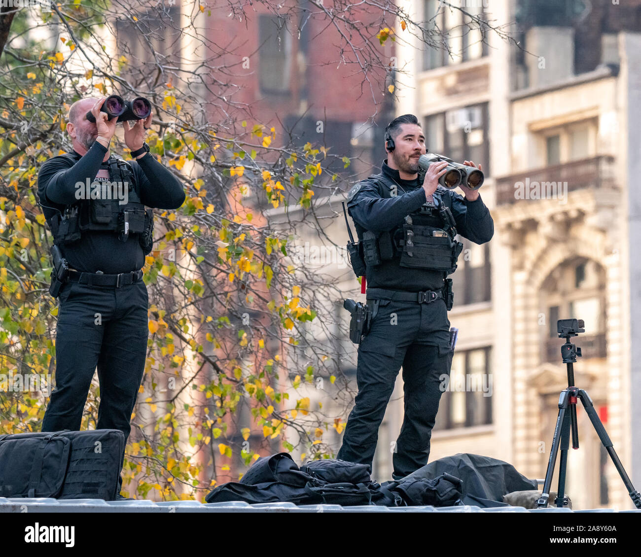 New York, USA, 11. November 2019. Mitglieder der US-Geheimdienst überprüfen Sie die Umgebung in der Nähe, wo US-Präsident Donald Trump liefert eine Adresse vor Beginn des Veterans Day Parade in New York City. Credit: Enrique Ufer/Alamy leben Nachrichten Stockfoto