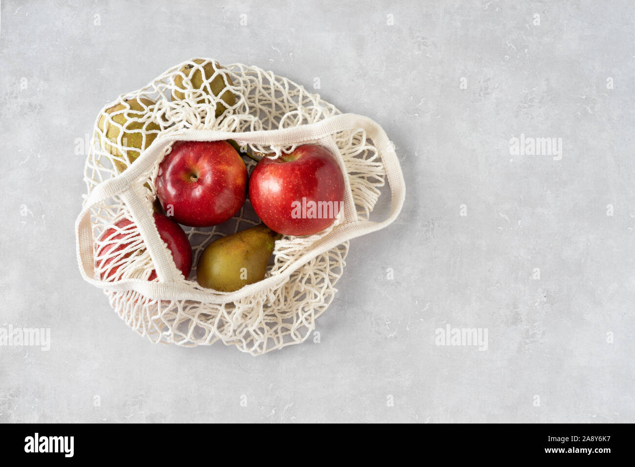 Null Abfall Konzept. Früchte in einem Netzbeutel Stockfoto