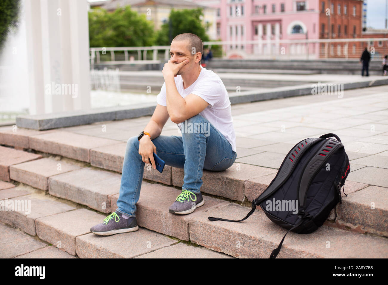 Der Mensch Gedanken über etwas und sitzen auf der Treppe Stockfoto