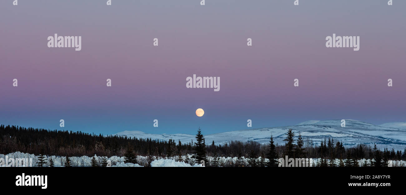 Mondaufgang und Sonnenuntergang Farben auf der Arktis. Kiana, Northwest Arctic Borough, Alaska. USA Stockfoto