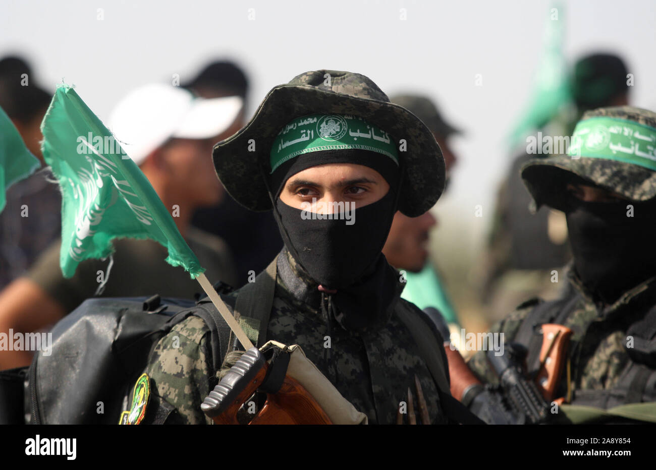 Khan Younis, in Gaza. 11 Nov, 2019. Kämpfer der Ezz-Al Din Al-Qassam-Brigaden, der bewaffnete Arm der Hamas Bewegung, nehmen sie teil an einer anti-israelischen militärischen zeigen in Khan Yunis im südlichen Gazastreifen, am Montag, dem 11. November, 2019 ein Jahr zu markieren, da ihr Genosse Nour Baraka, der Kommandant in der Gruppe, in einer israelischen Militäroperation im Gazastreifen getötet wurde. Foto von Ismael Mohamad/UPI. Quelle: UPI/Alamy leben Nachrichten Stockfoto