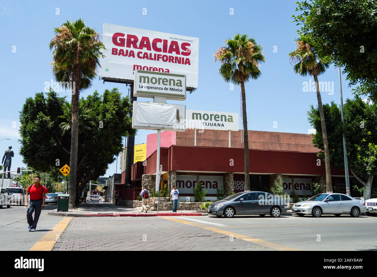 TIJUANA, MEXIKO - 22.07.: Tijuana Büros der Regierung politische Partei, Morena, mit Reklametafeln Dank an die Bewohner von Baja California für votin Stockfoto