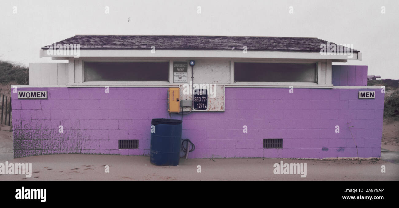 Strand Badezimmer mit Männern und Frauen Seiten Stockfoto