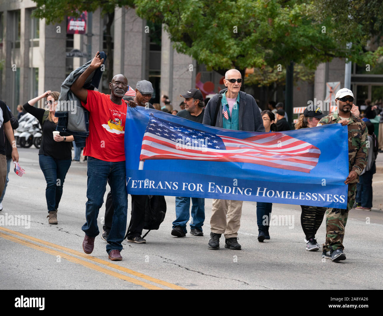 Obdachlose plädiert für März in den jährlichen Veterans Day Parade auf der Congress Avenue in der Innenstadt von Austin, Texas. Stockfoto