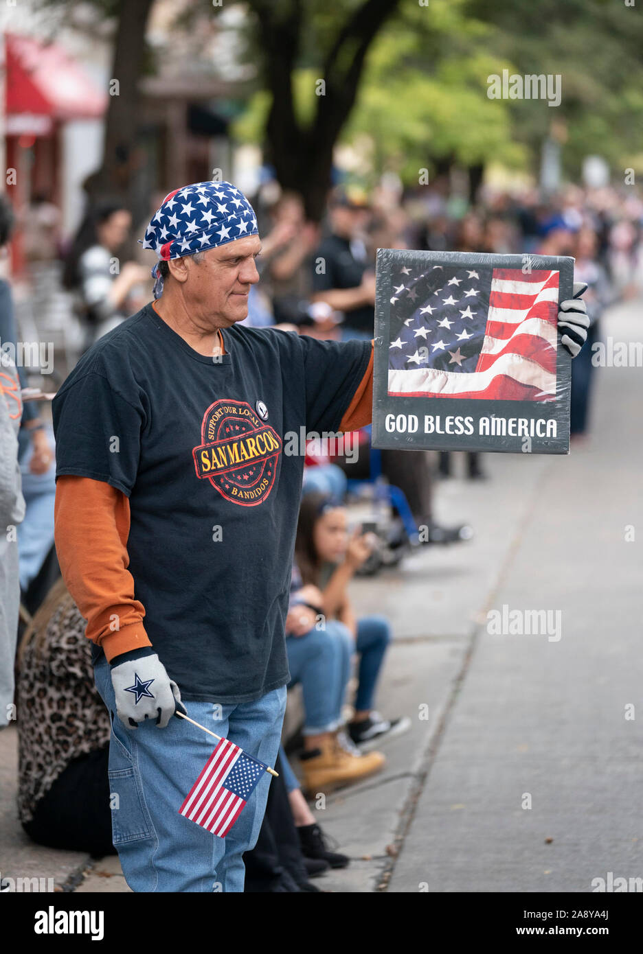 Motorradfahrer und militärischen Veteran Armando Valdez Uhren der jährlichen Veterans Day Parade in der Innenstadt von Austin, Texas. Stockfoto