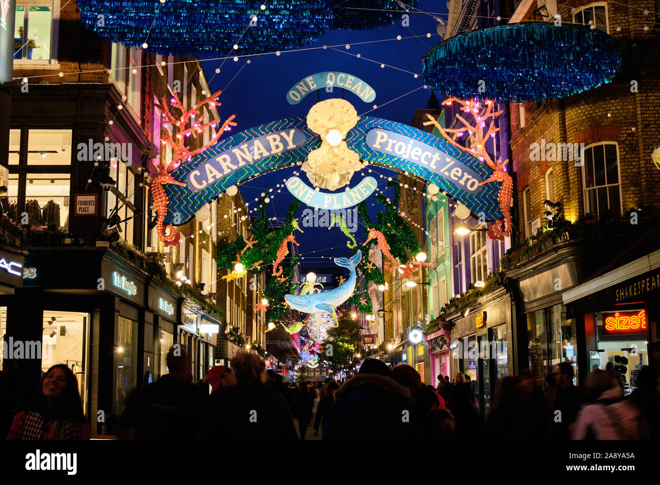 2019 Carnaby Street Thema: One Ocean Sealife Weihnachtsbeleuchtung Dekoration aus recyceltem Material hergestellt. Farbenfrohe Display beleuchtet Abend, mit Masse Stockfoto
