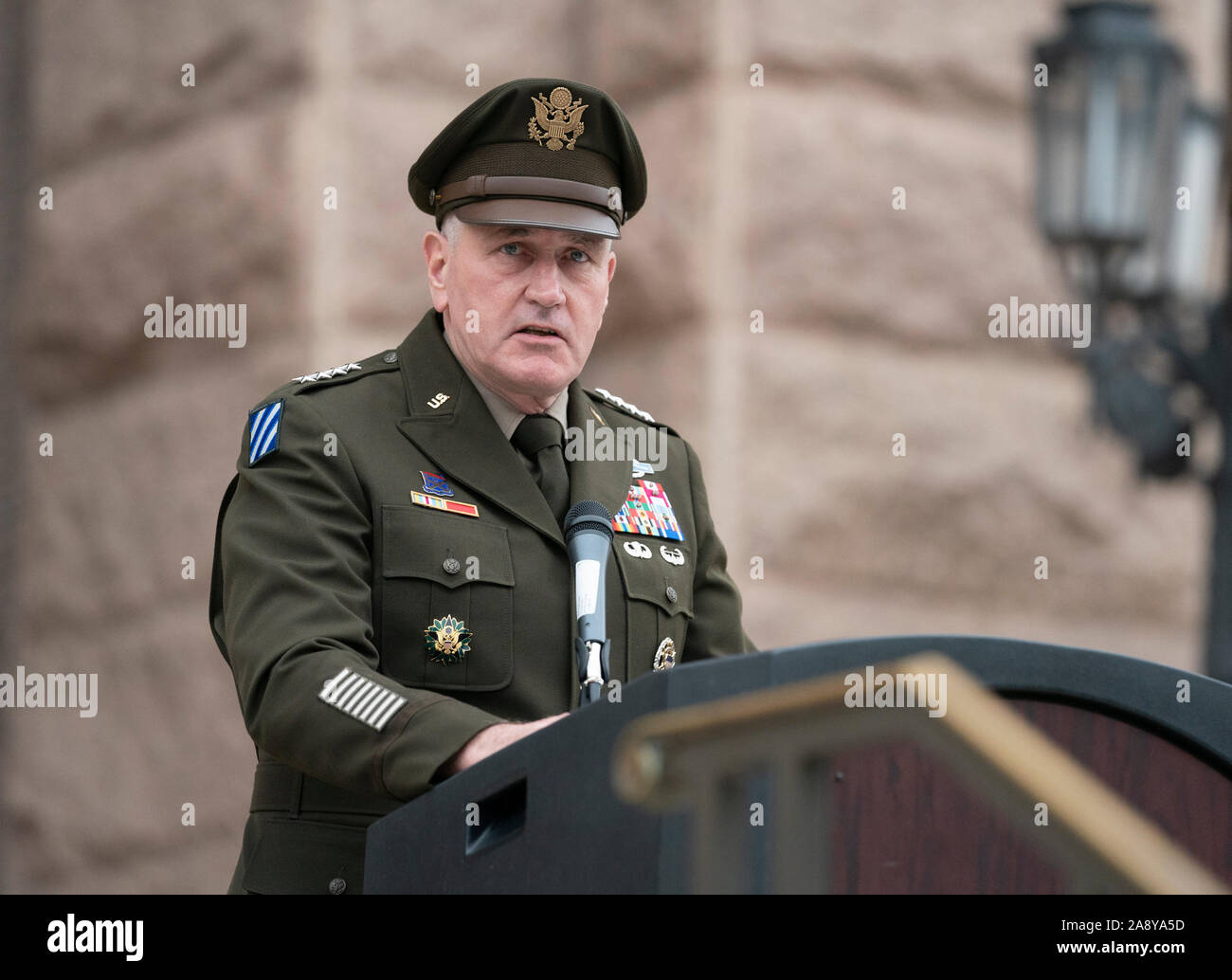 Generalleutnant John M. Murray, Kommandierender General des Austin Armee Futures Befehl, spricht an der Texas Capitol während der Veteran's Day Zeremonien zu Ehren der militärischen Veteranen aus dem Zweiten Weltkrieg durch die jüngsten Konflikte Iran/Irak. Stockfoto