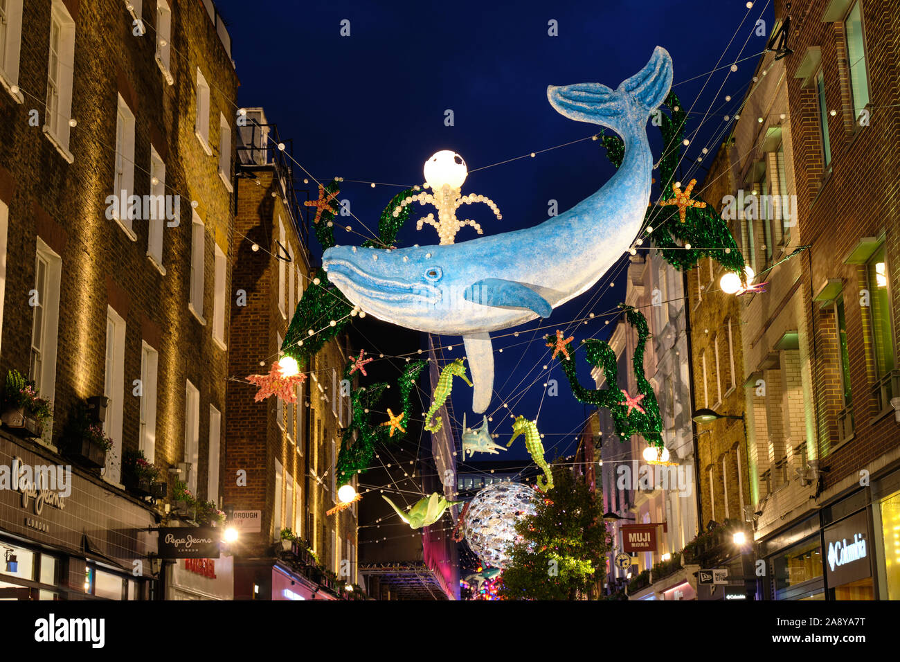 2019 Carnaby Street Thema: One Ocean Sealife Weihnachtsbeleuchtung Dekoration aus recyceltem Material hergestellt. Farbenfrohe Display beleuchtet Abend, mit Masse Stockfoto