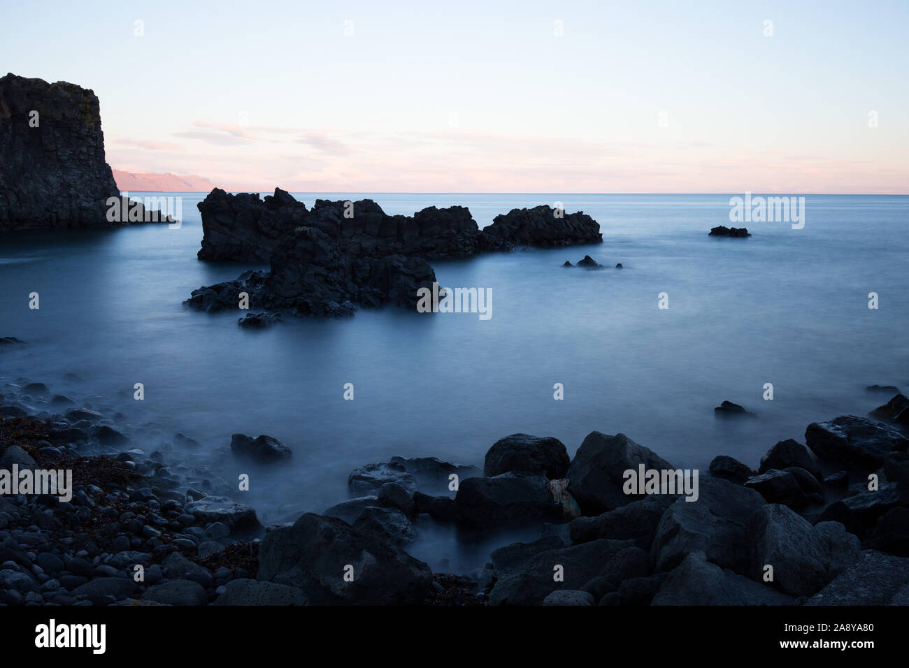 Ruhige See in Island mit Felsen und Klippen Stockfoto