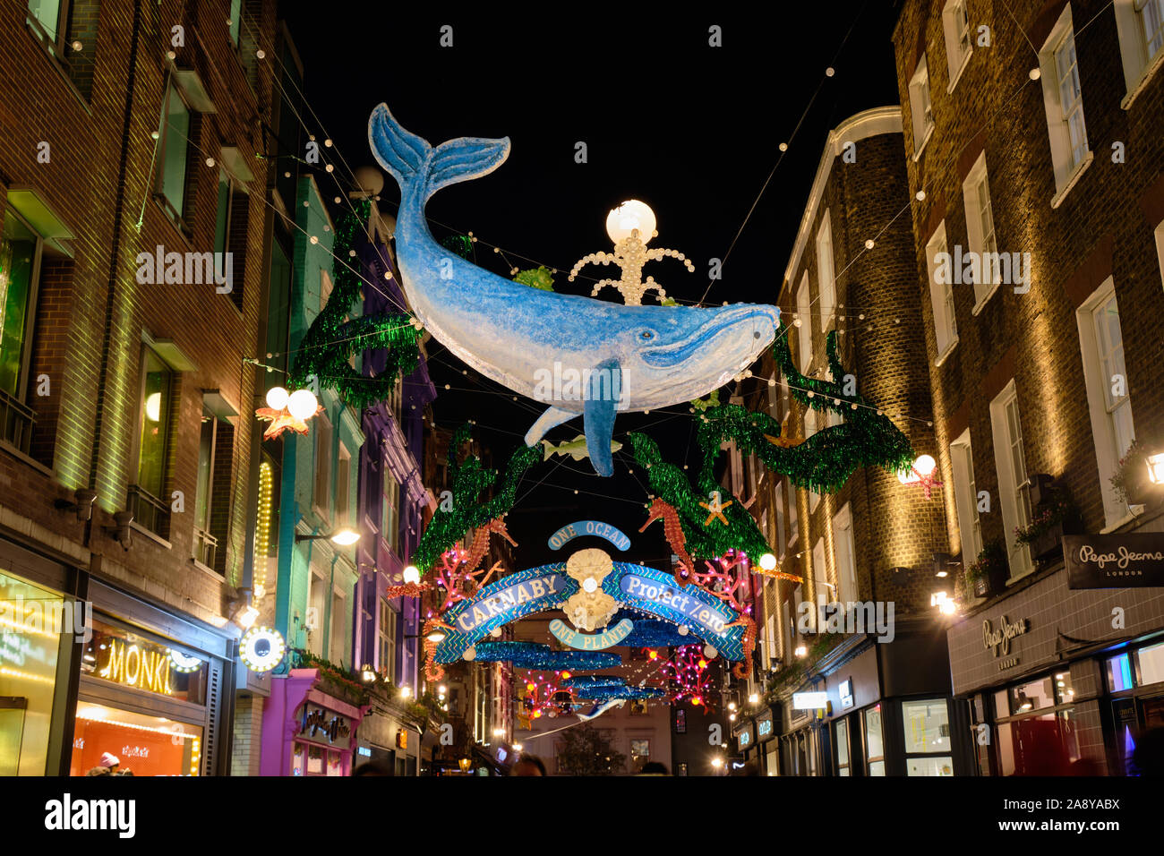 2019 Carnaby Street Thema: One Ocean Sealife Weihnachtsbeleuchtung Dekoration aus recyceltem Material hergestellt. Farbenfrohe Display beleuchtet Abend, mit Masse Stockfoto