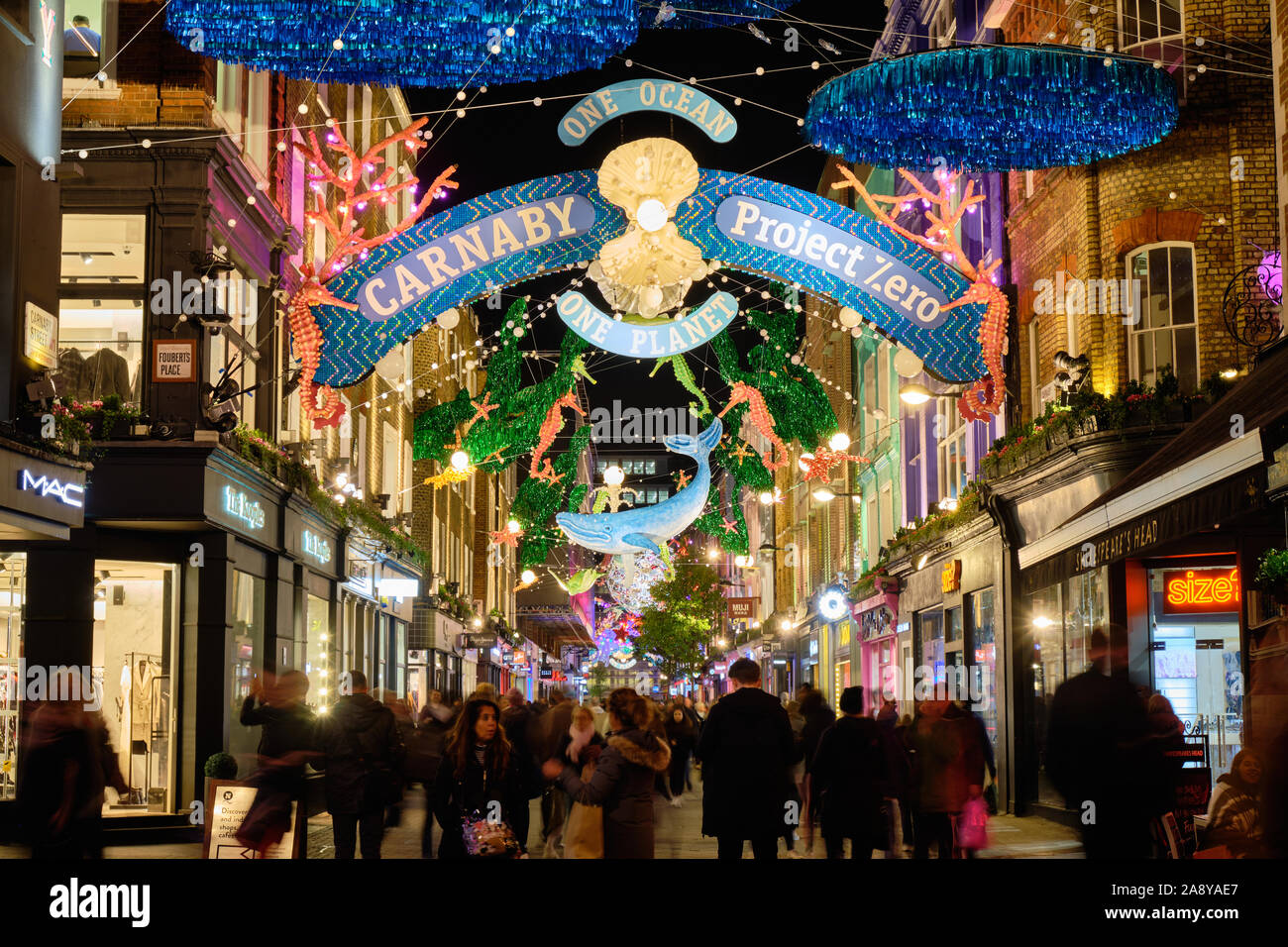 2019 Carnaby Street Thema: One Ocean Sealife Weihnachtsbeleuchtung Dekoration aus recyceltem Material hergestellt. Farbenfrohe Display beleuchtet Abend, mit Masse Stockfoto