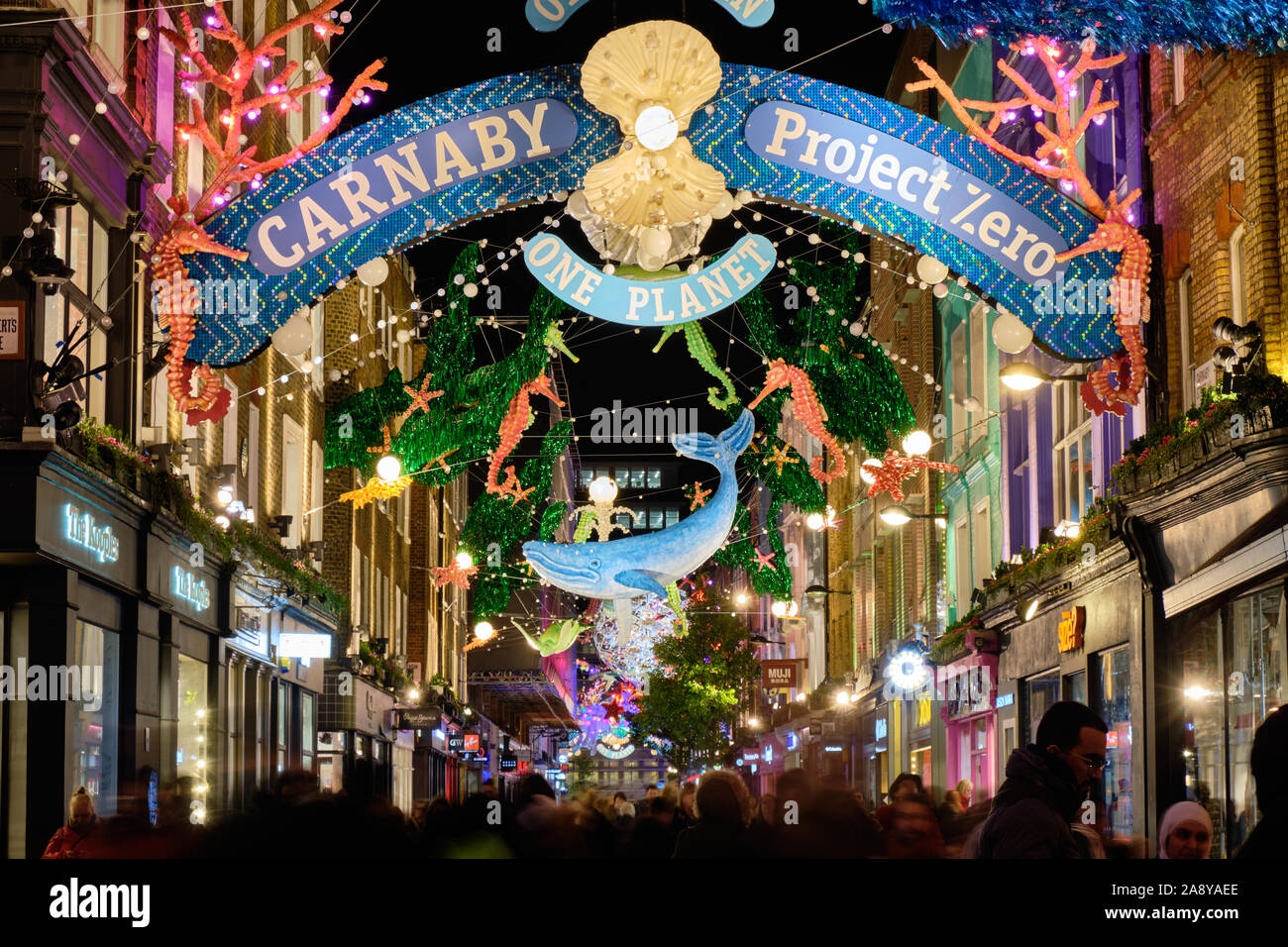 2019 Carnaby Street Thema: One Ocean Sealife Weihnachtsbeleuchtung Dekoration aus recyceltem Material hergestellt. Farbenfrohe Display beleuchtet Abend, mit Masse Stockfoto
