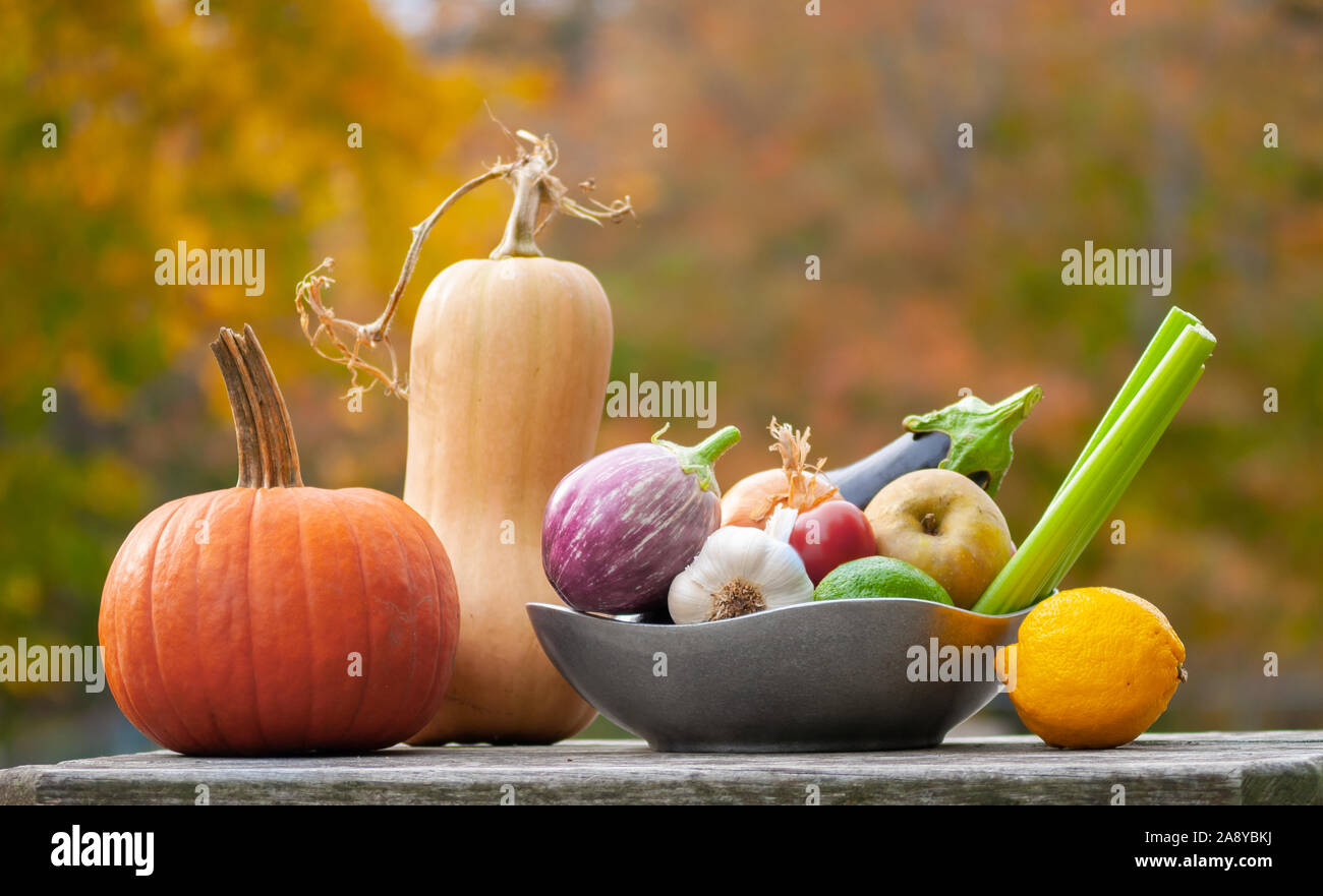 Ein Füllhorn an herbstlichen Obst und Gemüse Stockfoto