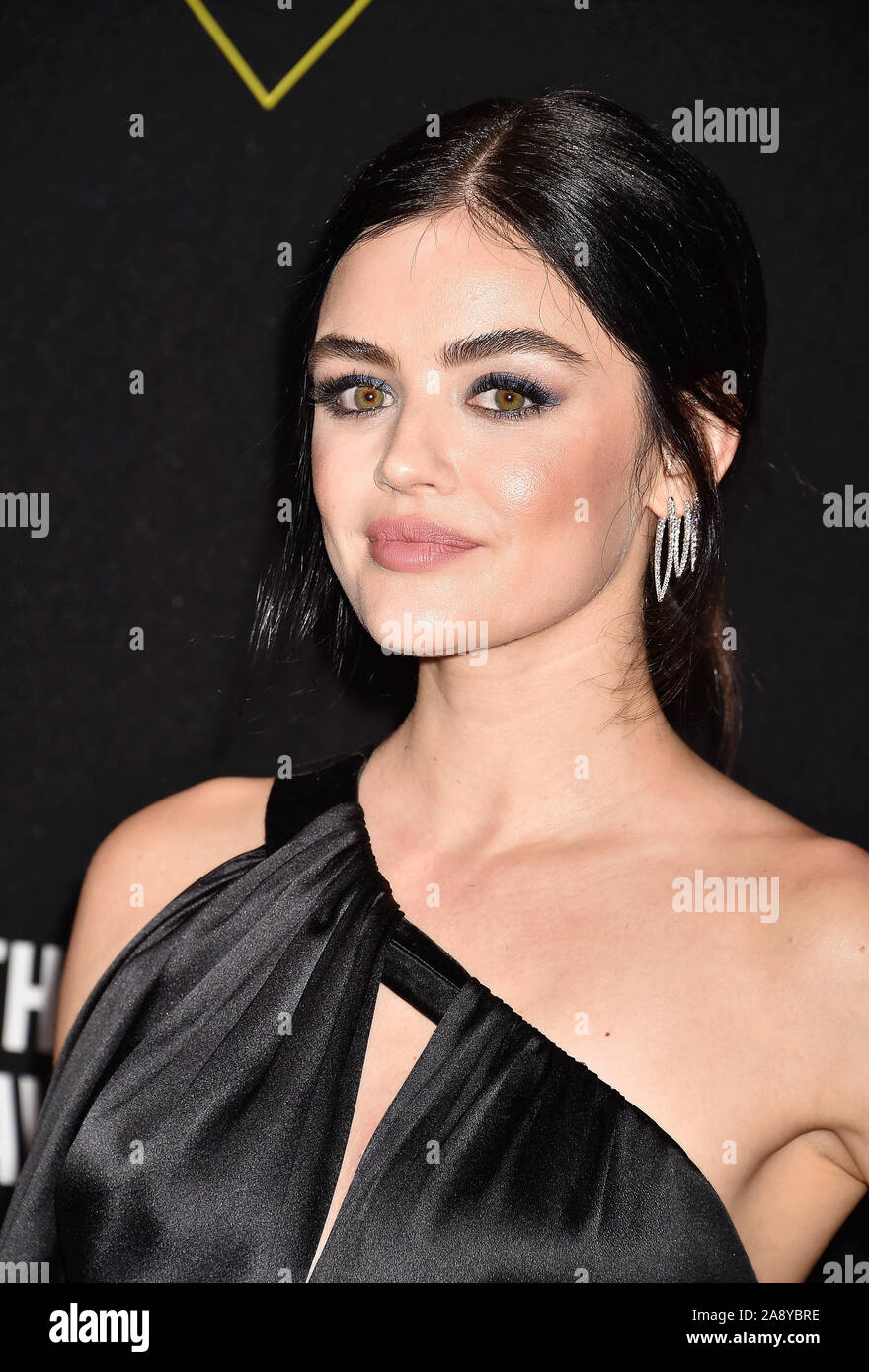 SANTA MONICA, CA - 10. NOVEMBER: Lucy Hale besucht die 2019 E! Der Menschen Choice Awards an Barker Hangar am 10. November 2019 in Santa Monica, Kalifornien. Stockfoto