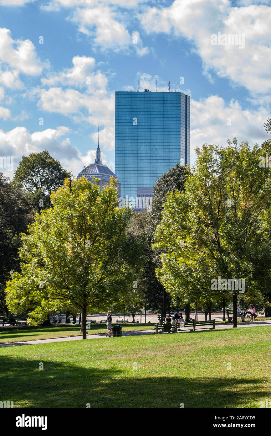 Die Boston Public Garden mit dem John Hancock Gebäude im Hintergrund, Boston, MA Stockfoto