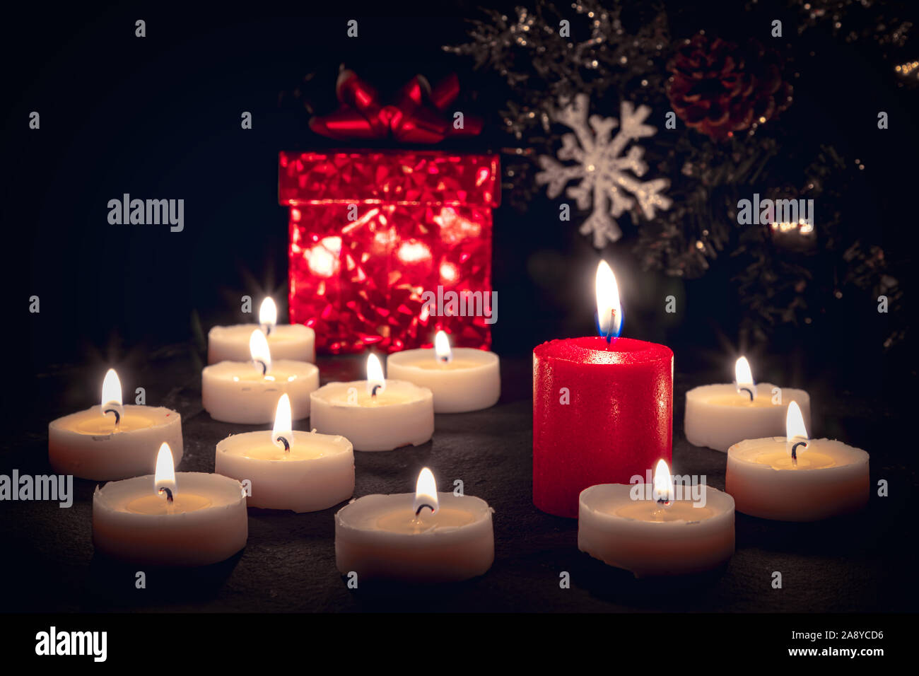 Kerze Im Glas über Nacht Brennen Lassen Warmes kerzenlicht -Fotos und -Bildmaterial in hoher Auflösung – Alamy