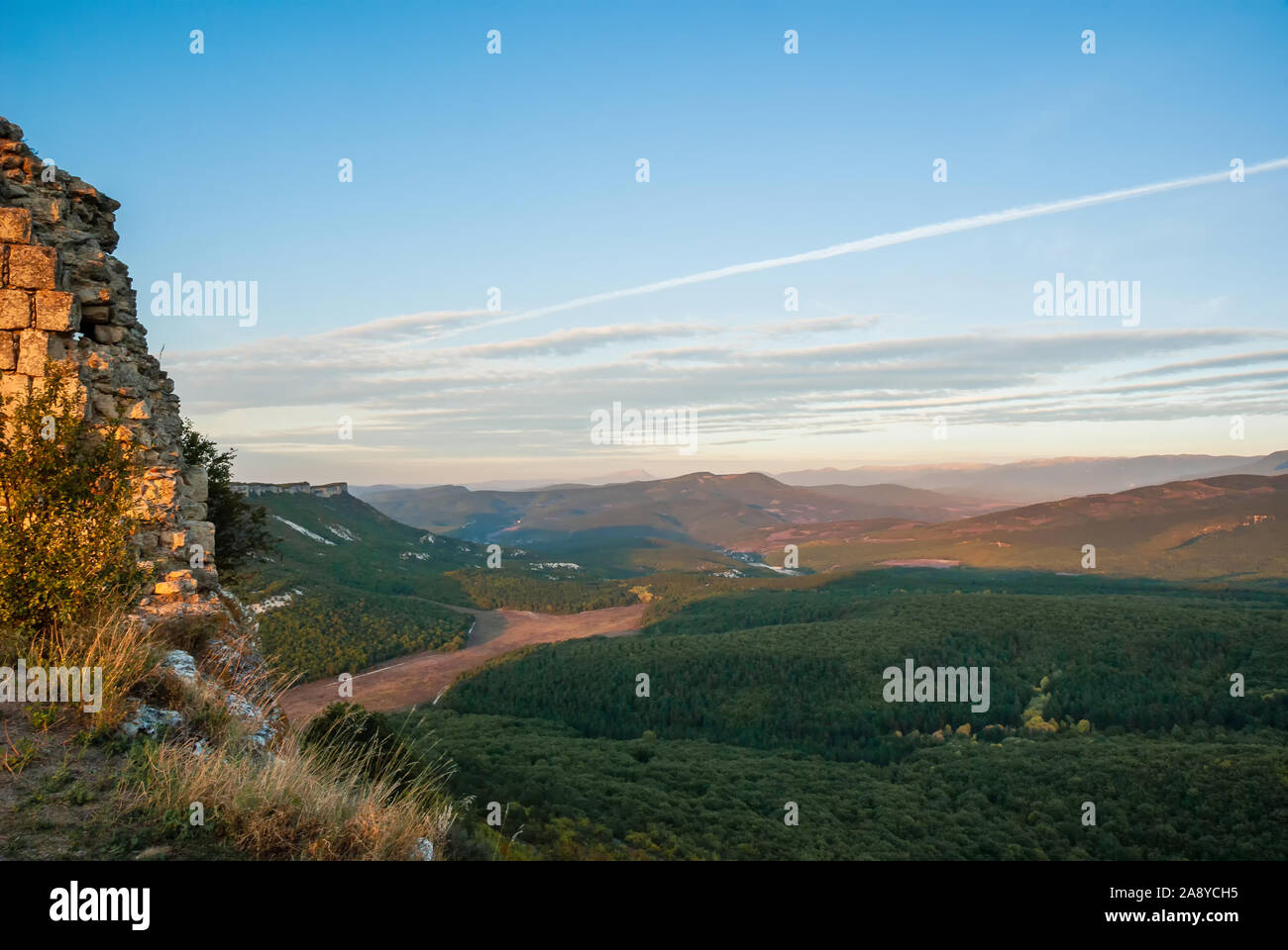 Blick von der Plato mit Ruinen auf dem Berg Tal Stockfoto