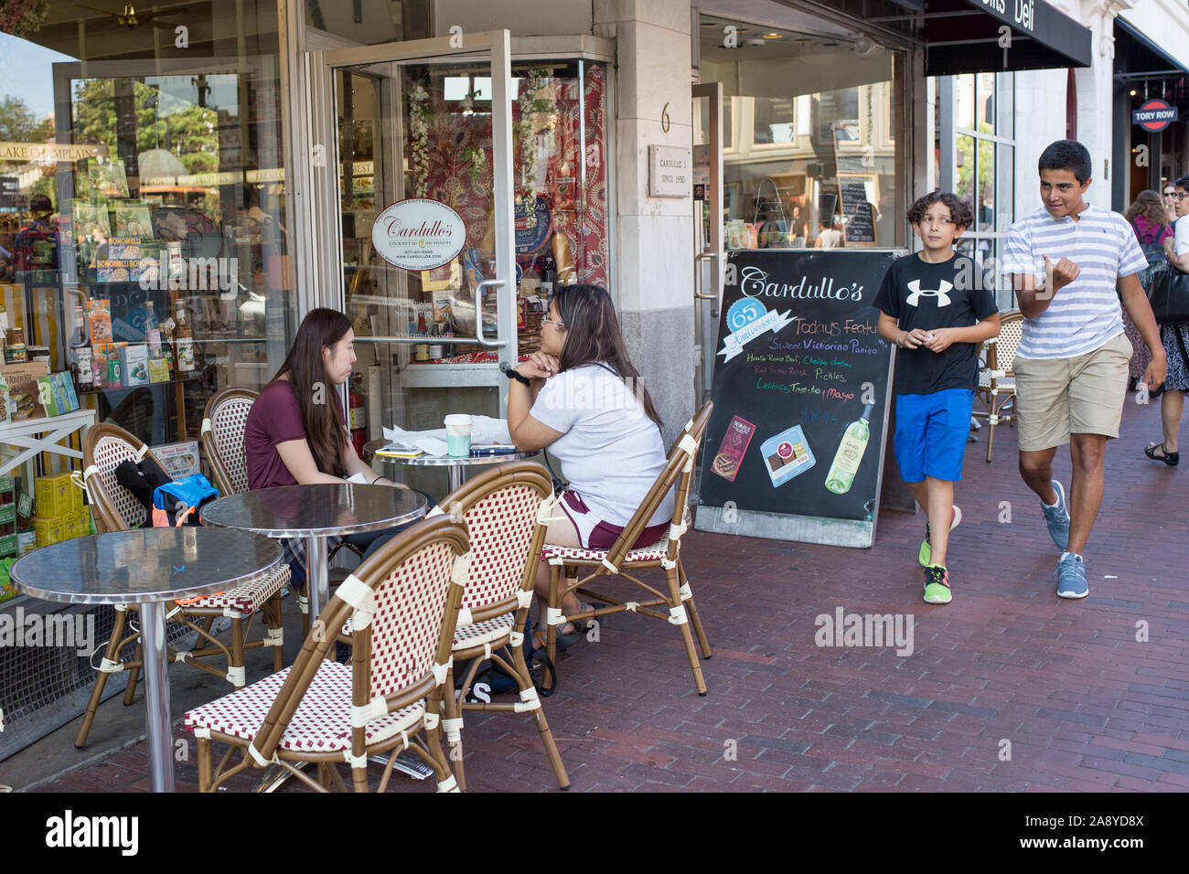 Zwei Frauen sitzen an einem Outdoor Cafe in Harvard Square, Cambridge, MA Stockfoto