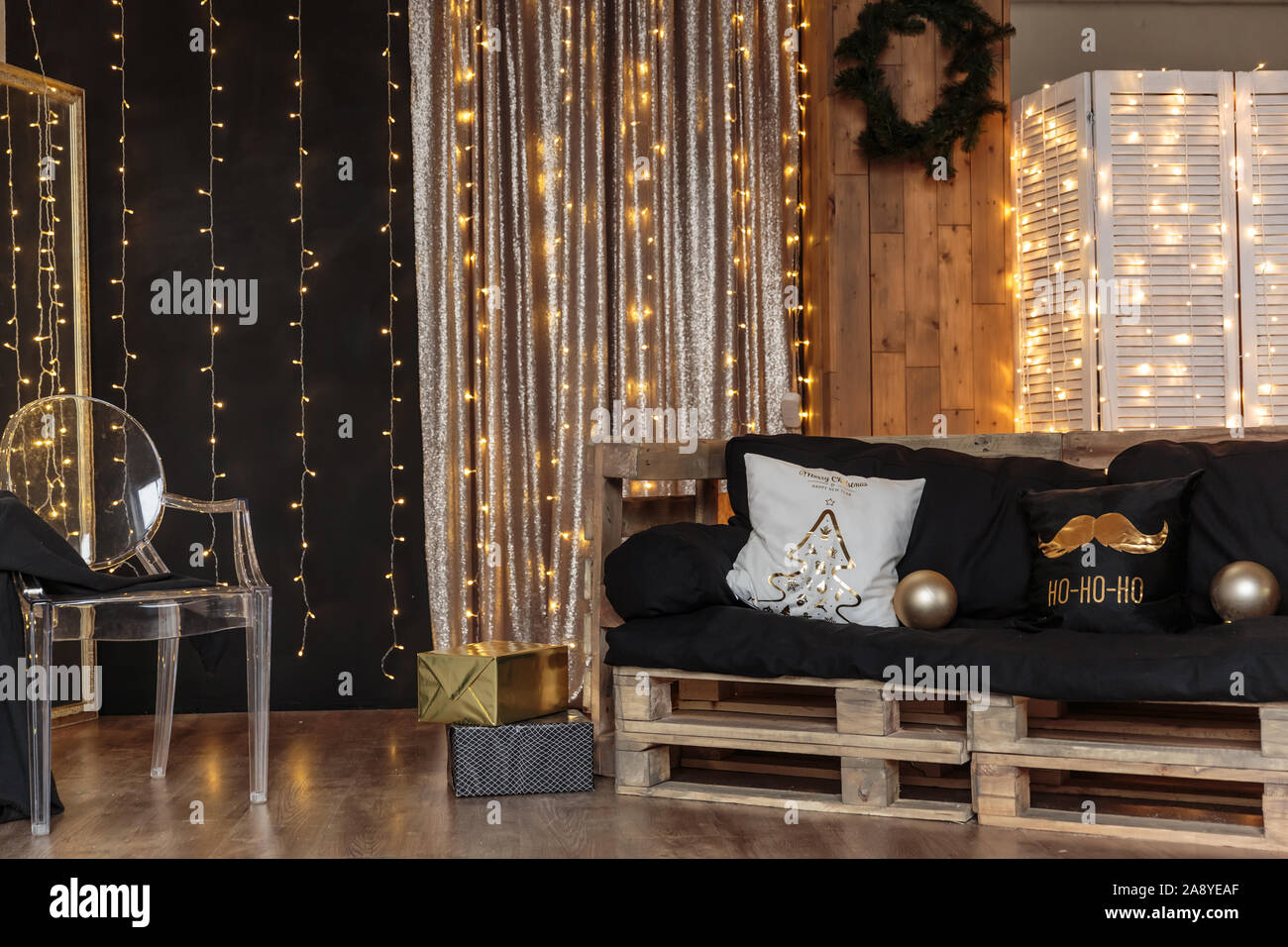 Winter Home Decor. Weihnachtsbaum in der Loft Interieur. Alte vintage Möbeln Stockfoto