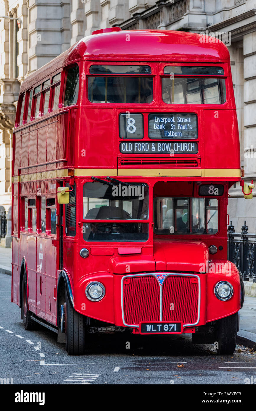 Vintage Londoner Routemaster noch auf ein Erbe Route 8 in Central London zwischen alten Ford und Bogen Kirche verwendet Stockfoto