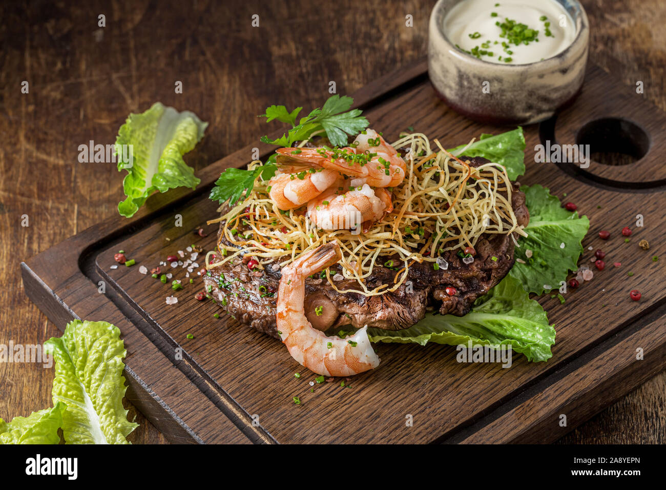 Nahaufnahme des Surf and Turf oder Fleisch und Meeresfrüchte. Stockfoto