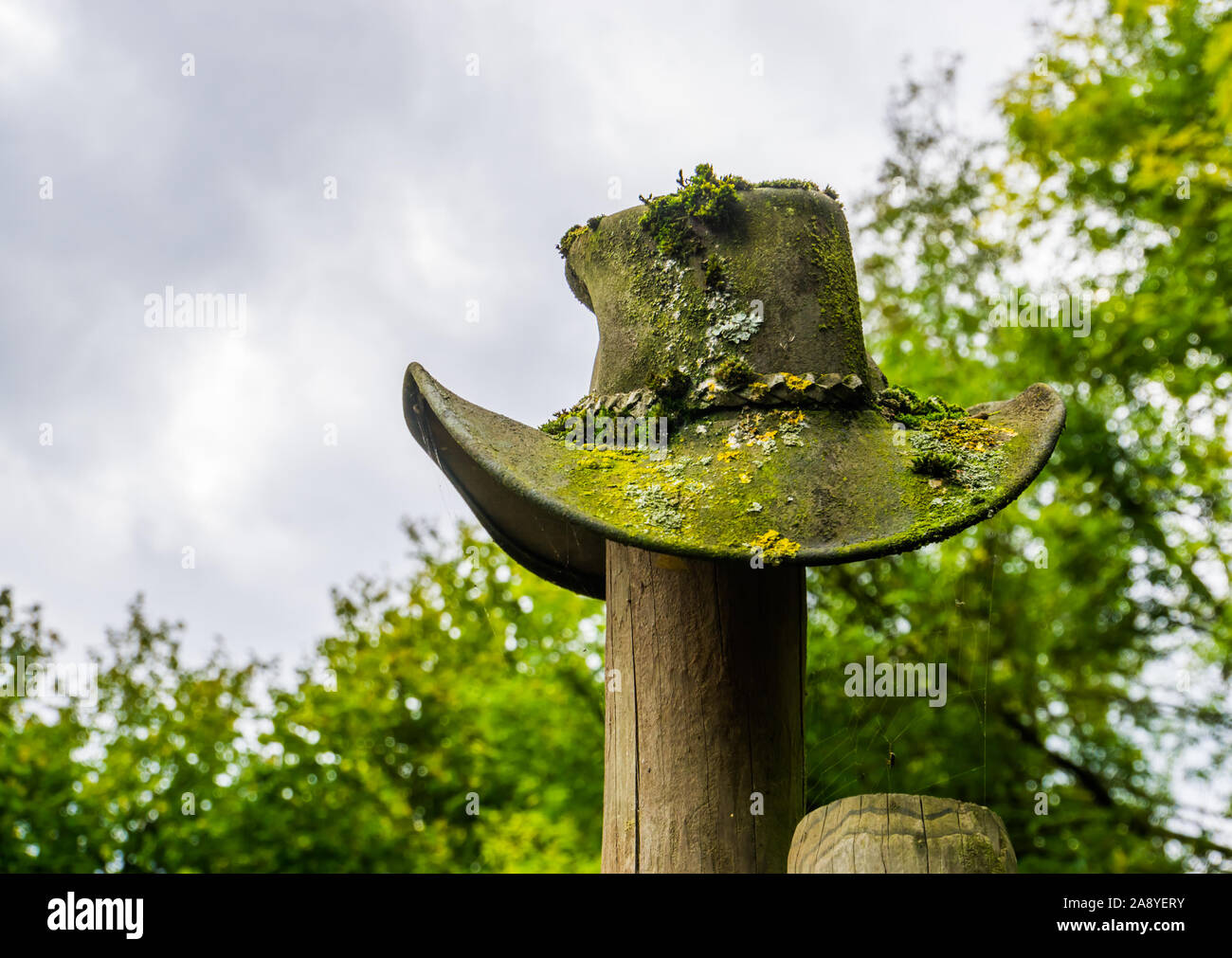 Verwitterte Cowboy Hut auf eine hölzerne Stange, Garten Dekoration im  westlichen Stil Stockfotografie - Alamy