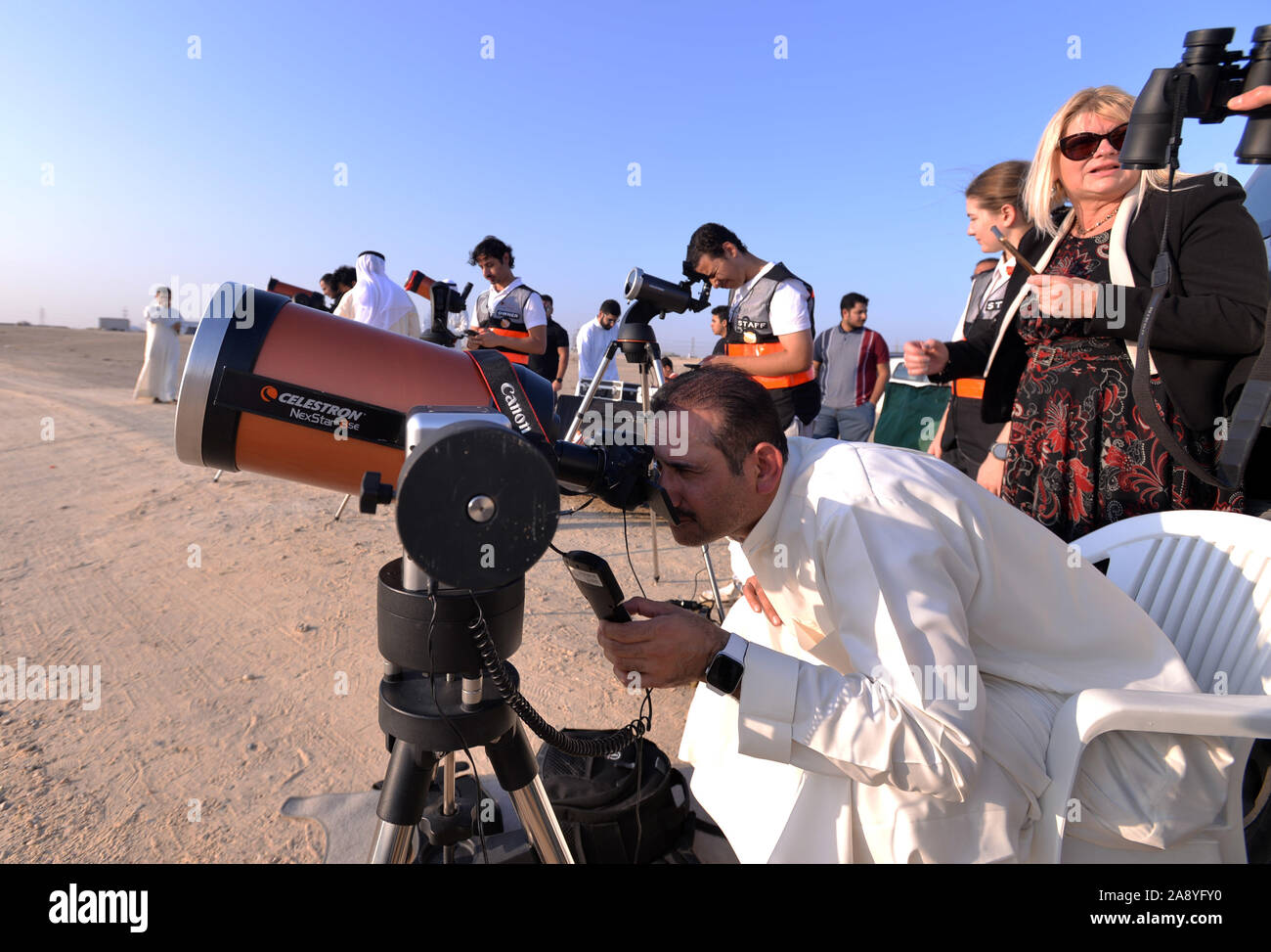 Wuppertal Governatorat, Kuwait. 11 Nov, 2019. Kuwaitischen Amateur Astronomen benutzen Teleskope des Planeten Merkur zu beobachten im Transit vor der Sonne in Wuppertal Governatorat, Kuwait, an November 11, 2019. Die himmlischen Ereignis wurde von der Öffentlichkeit am Montag in Kuwait beobachtet. (Foto von Asad/Xinhua) Quelle: Xinhua/Alamy leben Nachrichten Stockfoto