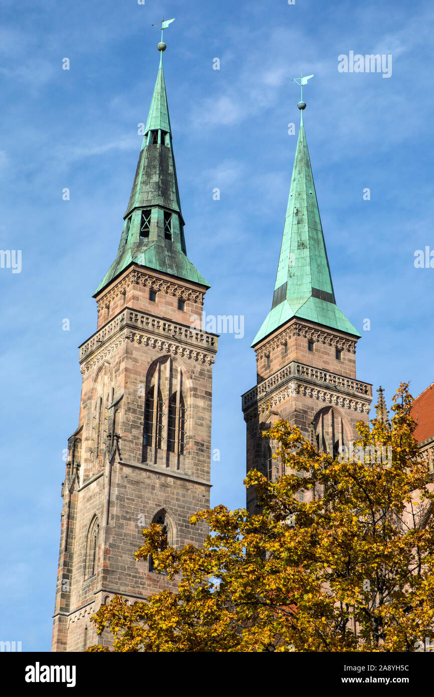 Die Türme der prächtigen St. Sebaldus Kirche in der Stadt Nürnberg in Deutschland. Stockfoto