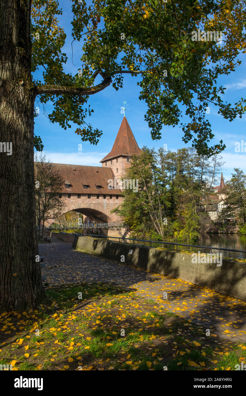 Einen schönen Blick auf den Fluss in der Nähe der Altstadt von Nürnberg in Deutschland. Der historischen Kettenbrücke können in der Ferne zu sehen ist, mit dem ehemaligen Schies Stockfoto