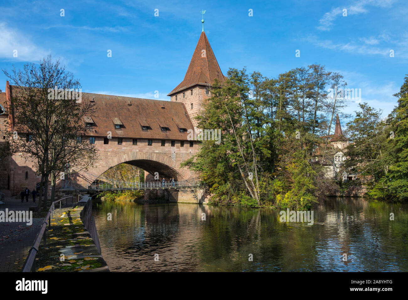 Einen schönen Blick auf den Fluss in der Nähe der Altstadt von Nürnberg in Deutschland. Der historischen Kettenbrücke gesehen werden kann, mit der ehemaligen Schiess Haus, spannin Stockfoto