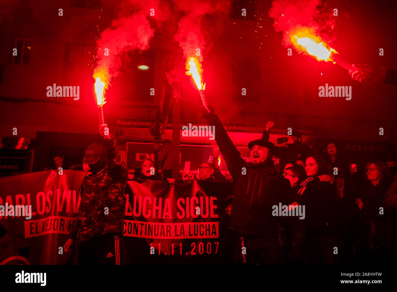 Madrid, Spanien. November 11, 2019, Antifaschisten protestieren mit Flares, Erinnerung an Carlos Palomino, ein 16 Jahre alter Junge, der vor 12 Jahren von einem ganz rechts Militar getötet wurde, als er im Begriff war, zu einer Demonstration. Credit: Marcos del Mazo/Alamy leben Nachrichten Stockfoto